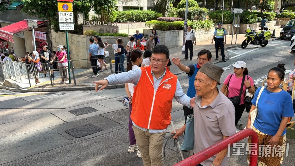 關愛隊到場協助。劉漢權攝