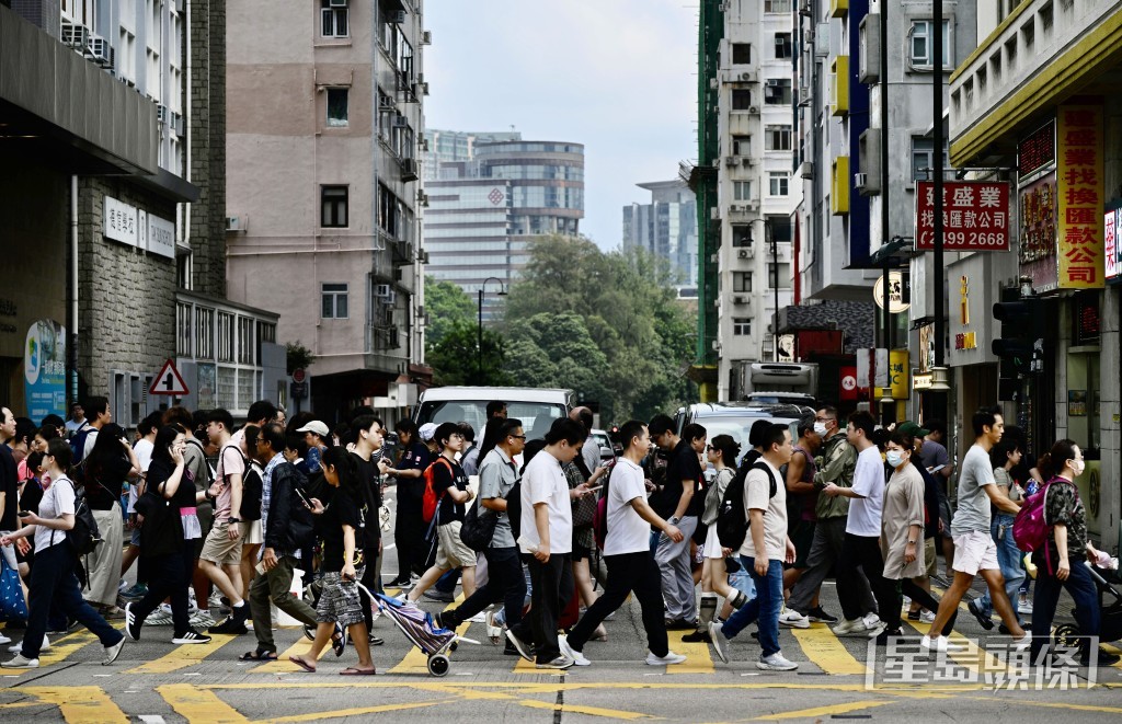 政府鼓勵生育、釋放本地勞動力及招攬外來人才，以促進本地人口增長，支持本港的持續發展。資料圖片