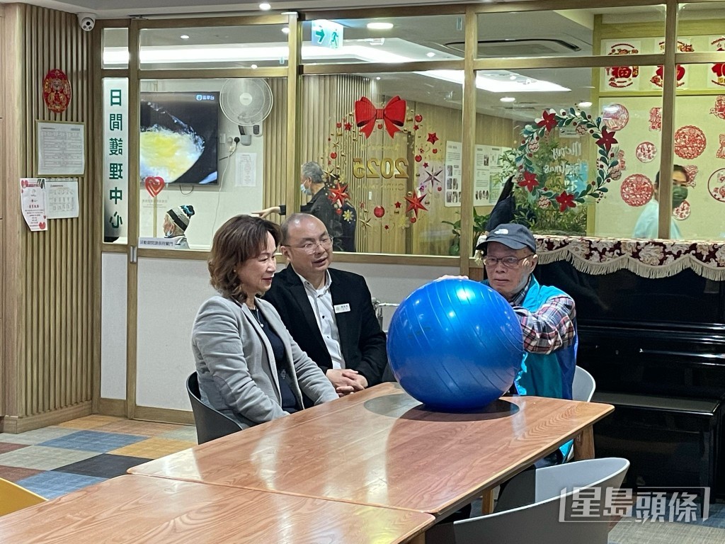 77歲院友林國強（右一）經評估後，從被長時間約束變成毋須再用輪椅及約束帶，恢復自信。蔡思宇攝