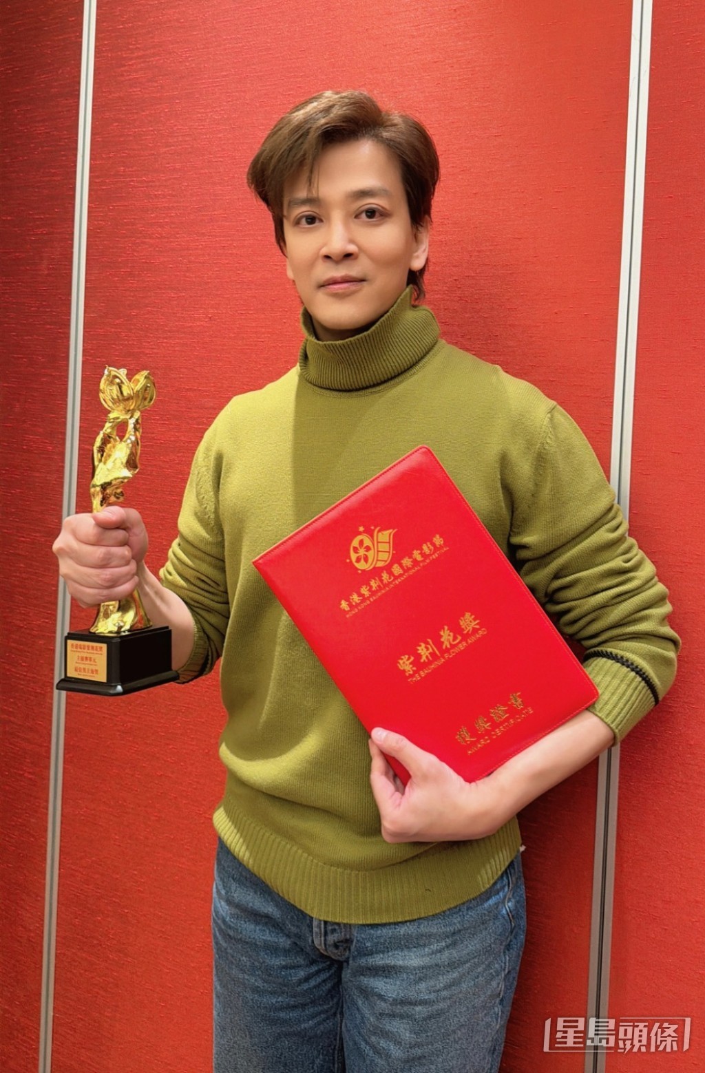 去年東東憑電影《騙我一輩子》榮獲「紫荊花」影帝。 去年東東憑電影《騙我一輩子》榮獲「紫荊花」影帝。