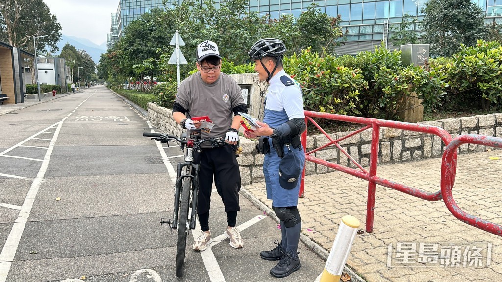 沿途向市民派發宣傳單張。梁國峰攝