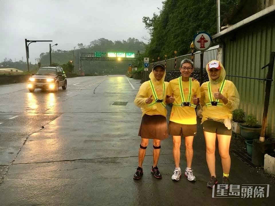 在蘇花公路的「死亡路段」,譚志強獲兩名當地癌友團體成員雨中伴行,令他感動。 受訪者提供 在蘇花公路的「死亡路段」,譚志強獲兩名當地癌友團體成員雨中伴行,令他感動。 受訪者提供