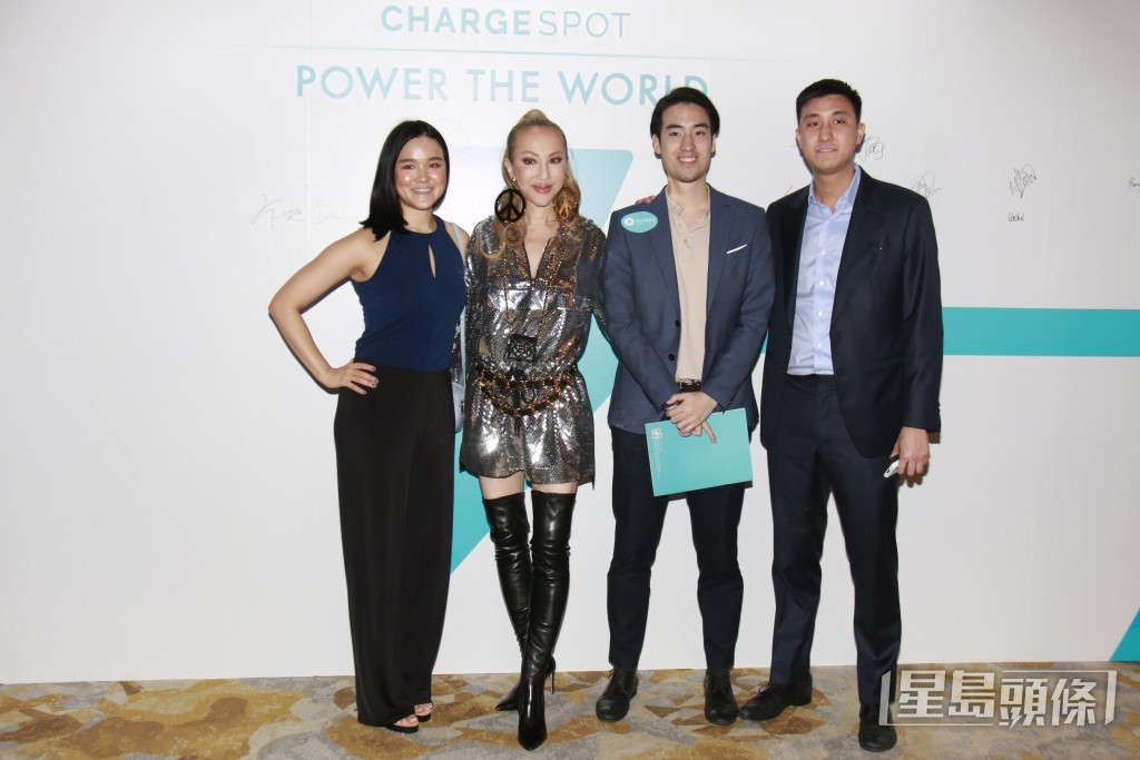马桂烽（右）2018年首次创业搞共享移动电源，一家人曾现身其叉电器生意发布会支持。