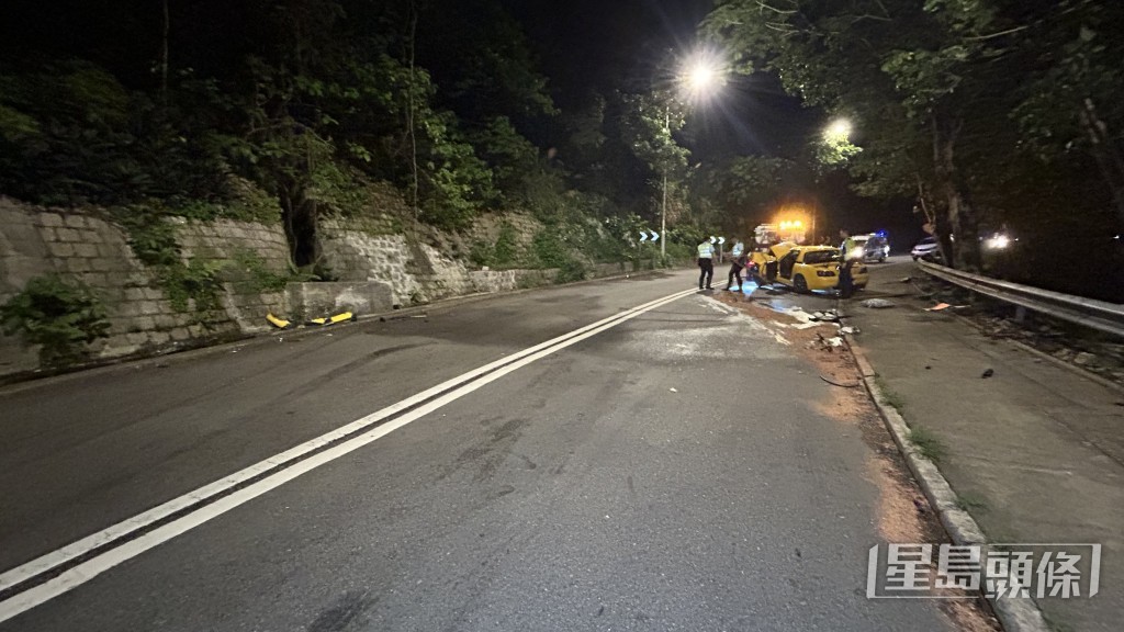 現場遺下大灘油迹。蔡楚輝攝