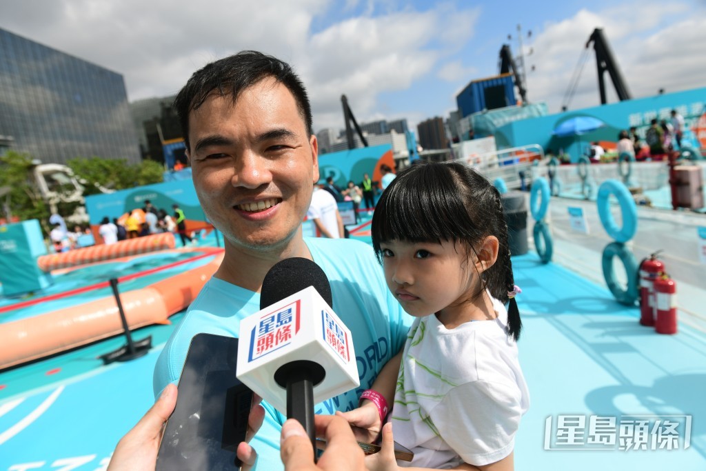 丘先生与女儿。陈极彰摄