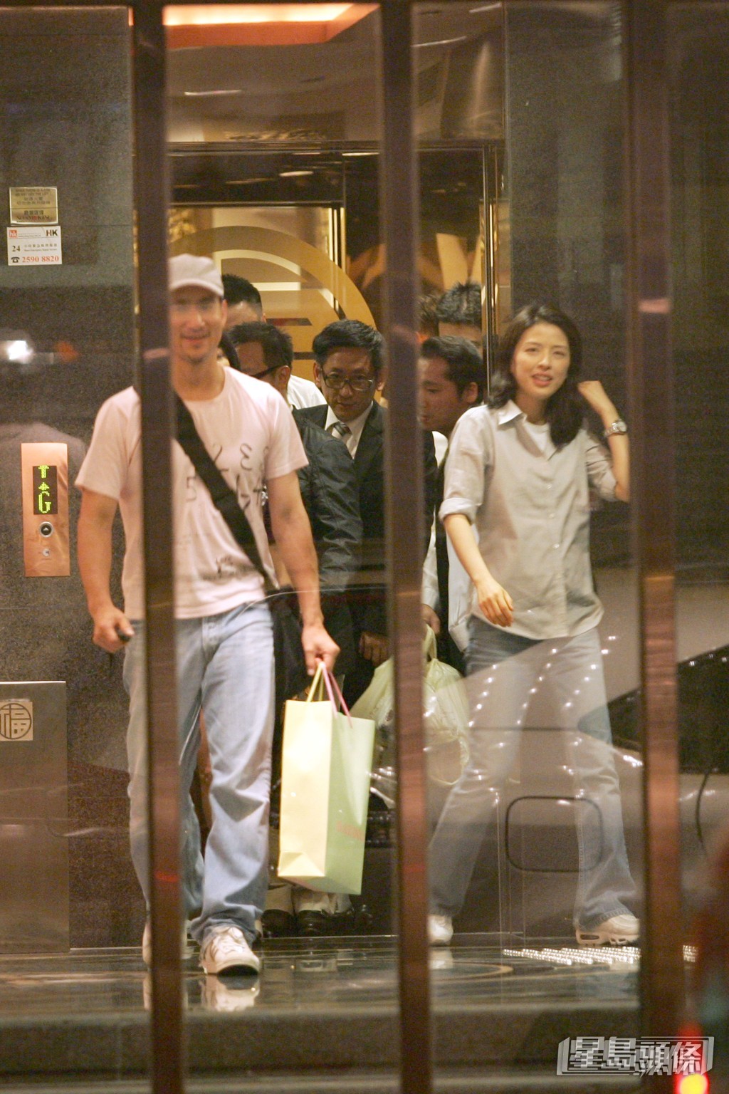 專心相夫教子。 專心相夫教子。