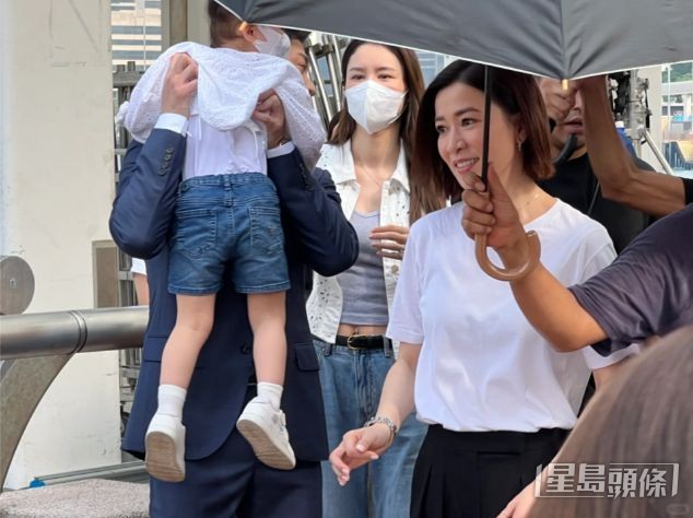 林峯一家三口形影不離。 林峯一家三口形影不離。