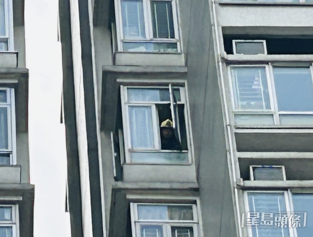 消防在懷疑墮樓單位調查。林思明攝 消防在懷疑墮樓單位調查。林思明攝