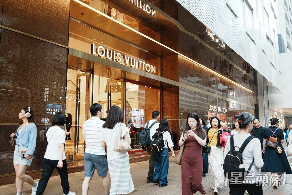 3月訪港旅客達435萬人次,當中非內地旅客佔27%。 3月訪港旅客達435萬人次,當中非內地旅客佔27%。