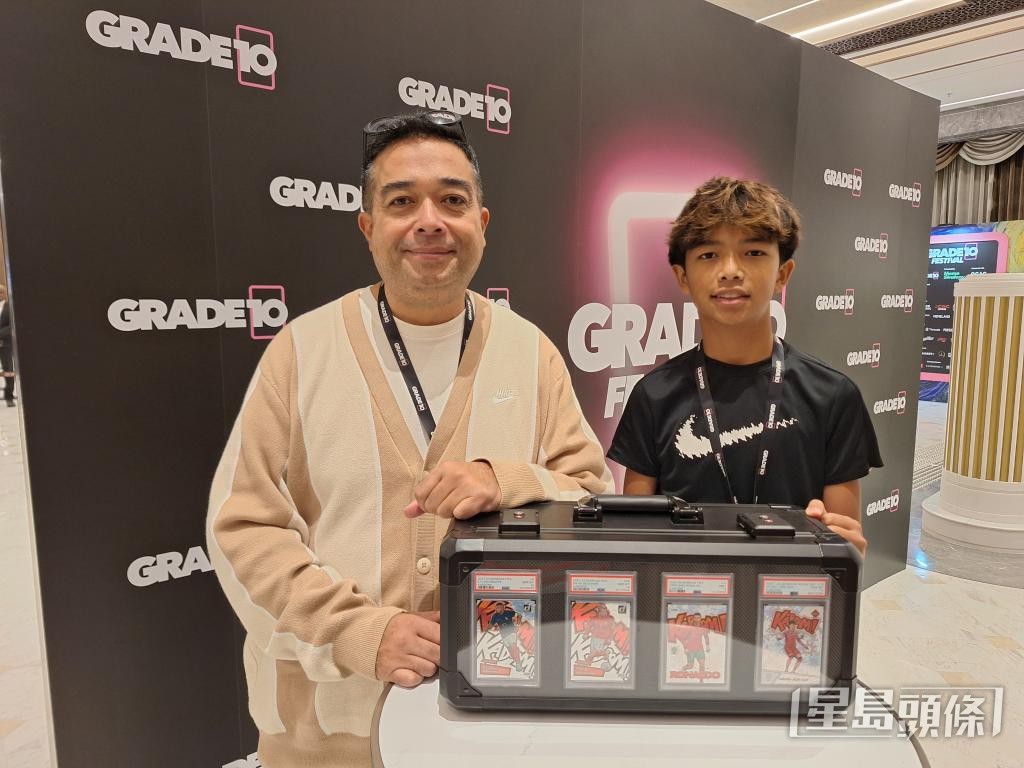 收藏家父子Vincent及Valdes以4.2萬元購入球星C朗拿度的簽名收藏卡。 收藏家父子Vincent及Valdes以4.2萬元購入球星C朗拿度的簽名收藏卡。