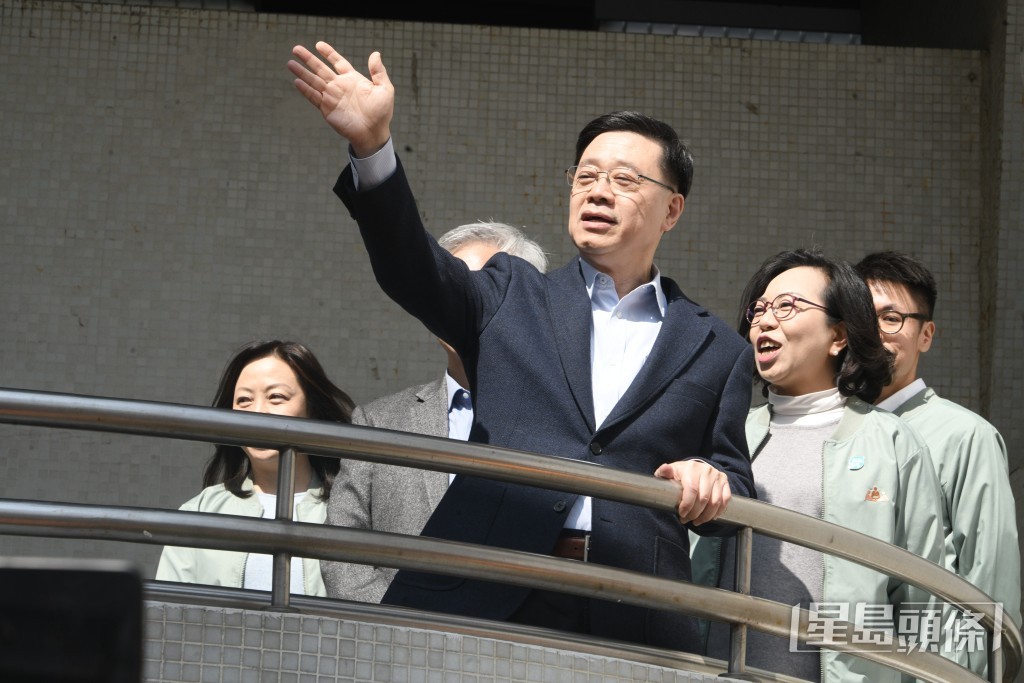 李家超到油麻地骏发花园探访市民。