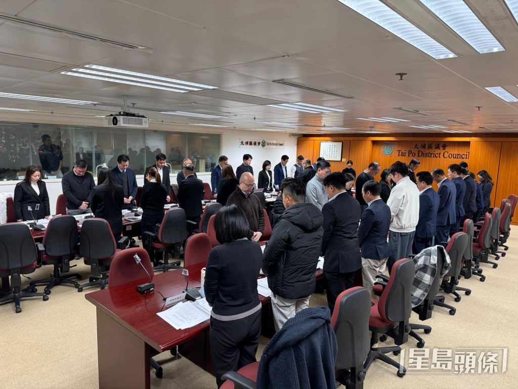 大埔區議會開會討論善後，會議開始前現場人士為宏福苑死難者默哀一分鐘。陳俊豪攝