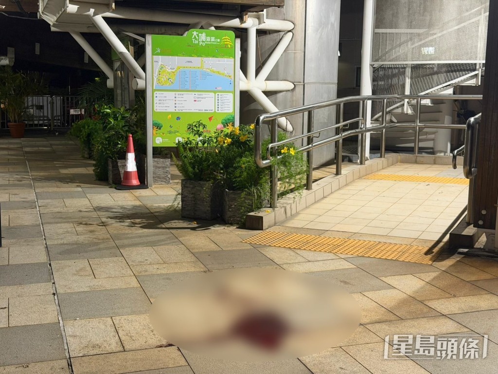 现场地面血迹斑斑。