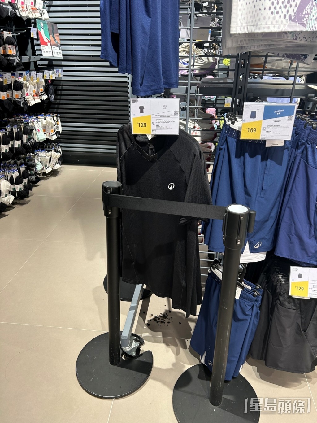 地面殘留灰燼。