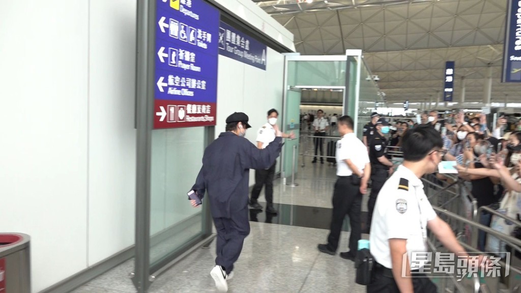 一大清早已經過半百姜糖在機場守候偶像。