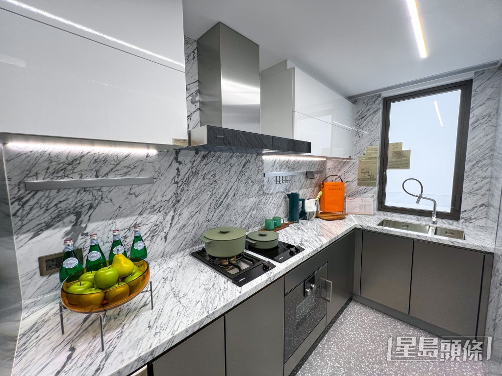 項目全部1,200個單位均採用德國名牌Gaggenau家電，包括雪櫃、抽油煙機、煤氣煮食爐及電磁爐等。