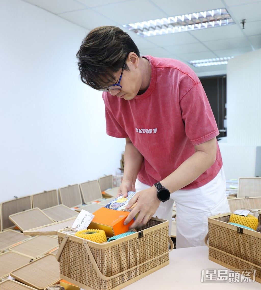 羅啟豪送月餅給前輩和朋友表達心意。 羅啟豪送月餅給前輩和朋友表達心意。