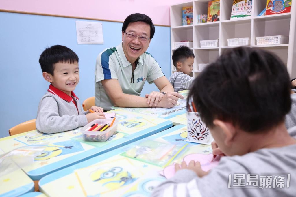 去年特首李家超於《施政報告》宣布推行「在校課後託管服務計劃」。 去年特首李家超於《施政報告》宣布推行「在校課後託管服務計劃」。