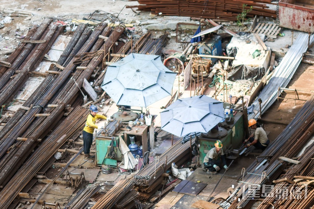 工友在極端酷熱天氣下戶外工作。 工友在極端酷熱天氣下戶外工作。