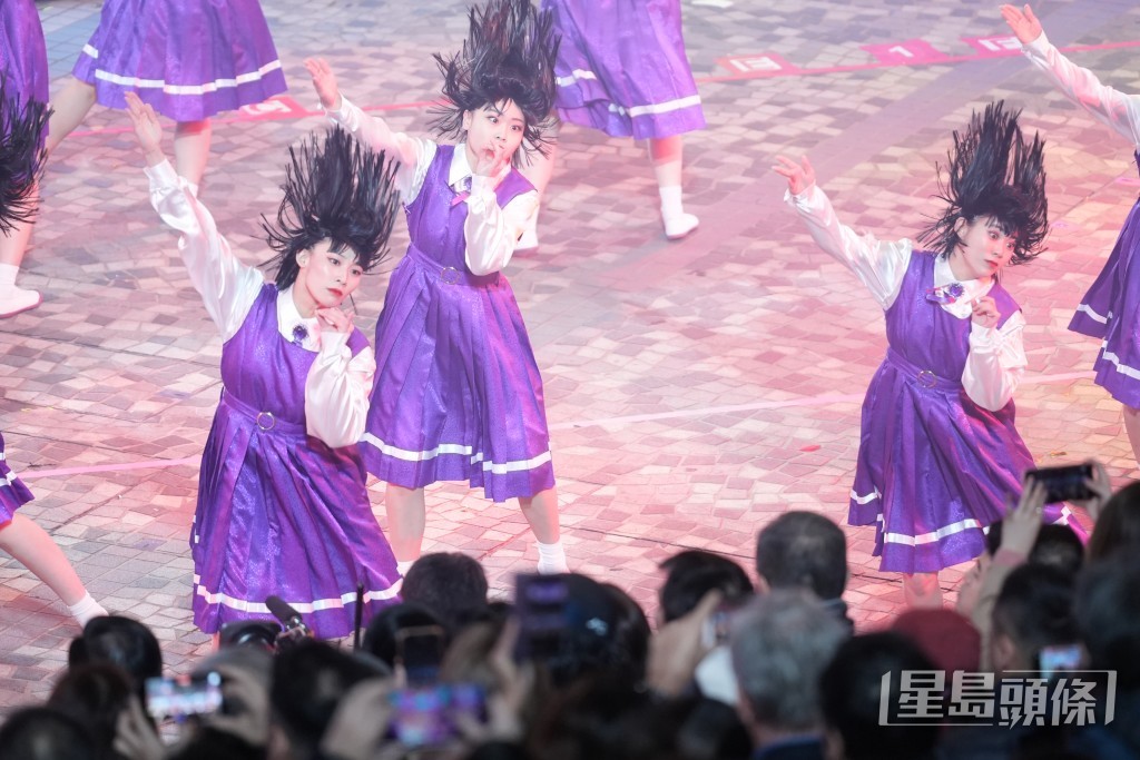 日本當紅女子舞團Avantgardey亮相，表演YOASOBI大熱歌曲《IDOL》。