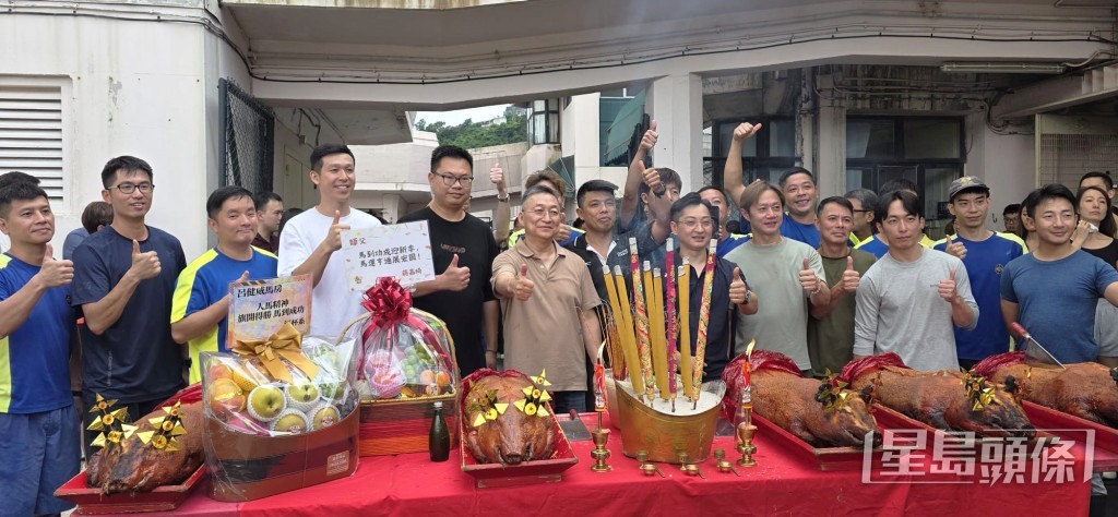 吕健威之前拜神和员工合照。 吕健威之前拜神和员工合照。