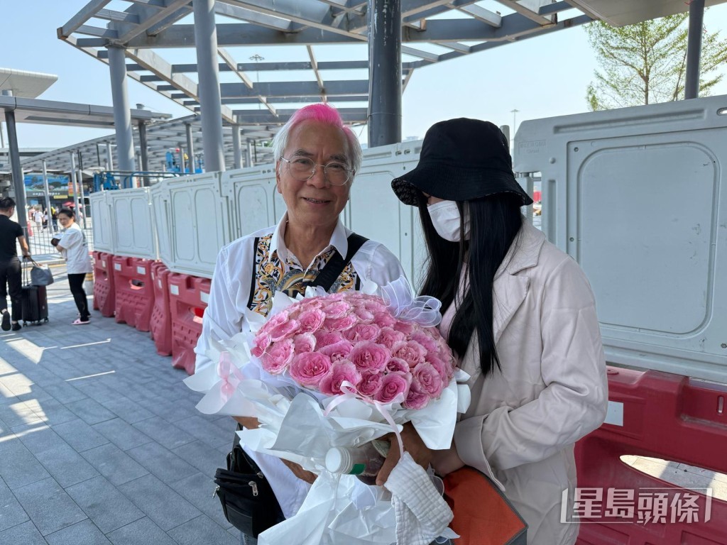 王青霞不時避開鏡頭,和以前高調作風有所不同。 王青霞不時避開鏡頭,和以前高調作風有所不同。
