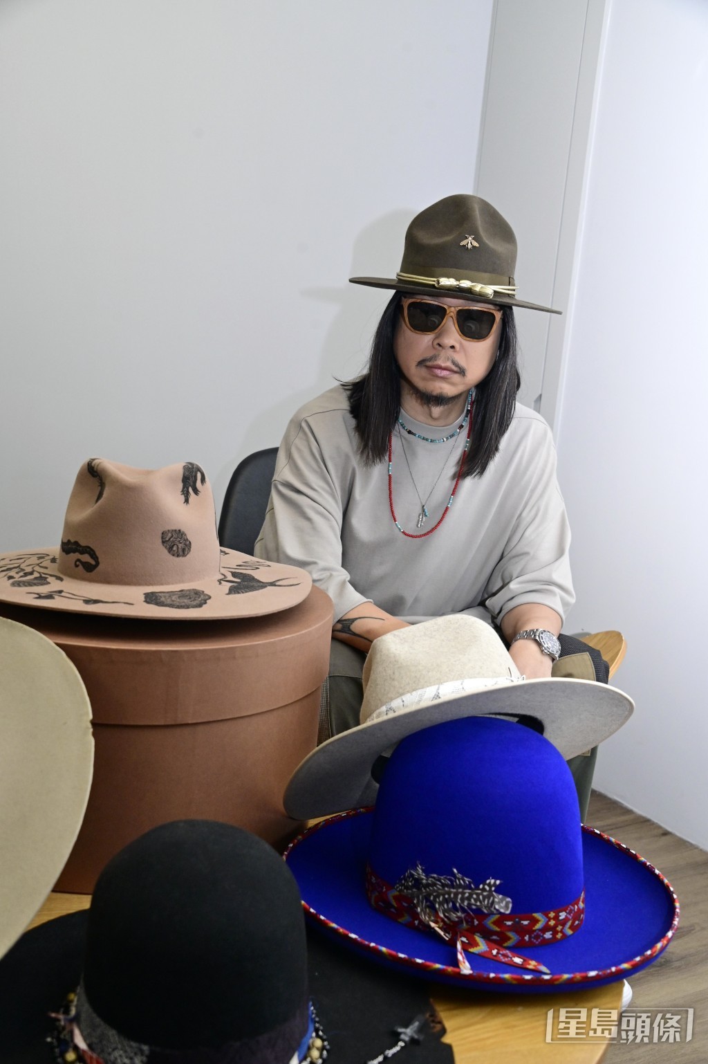 人稱「Carl叔叔」的著名音樂人王雙駿，近年以「招牌」戴帽造型示人。