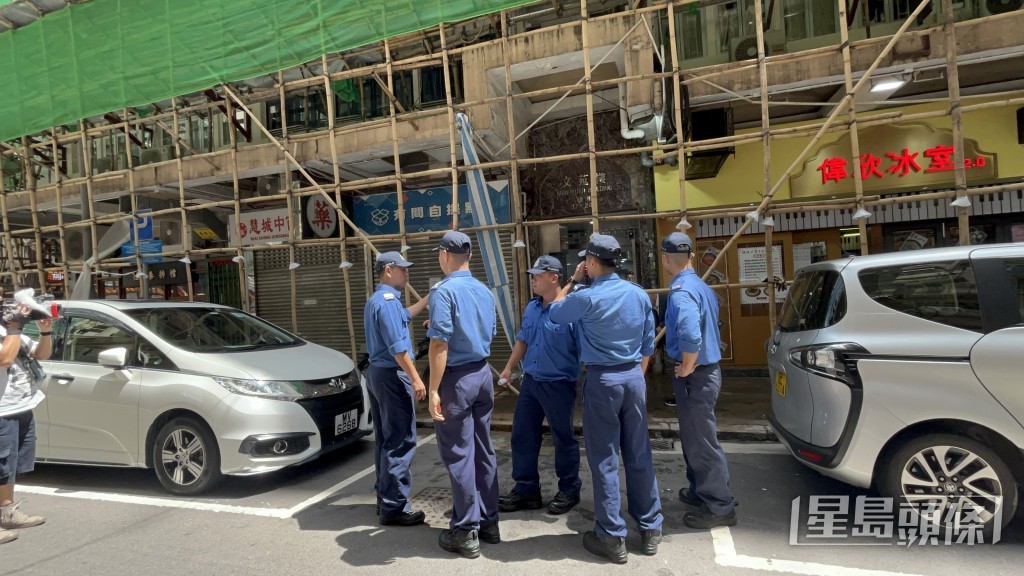 消防员返现场调查。杨伟亨摄 消防员返现场调查。杨伟亨摄
