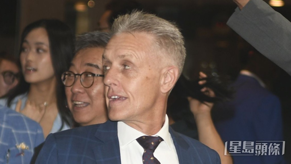 今朝「天下寵兒」出試後，廖康銘到機坪迎接表現積極。