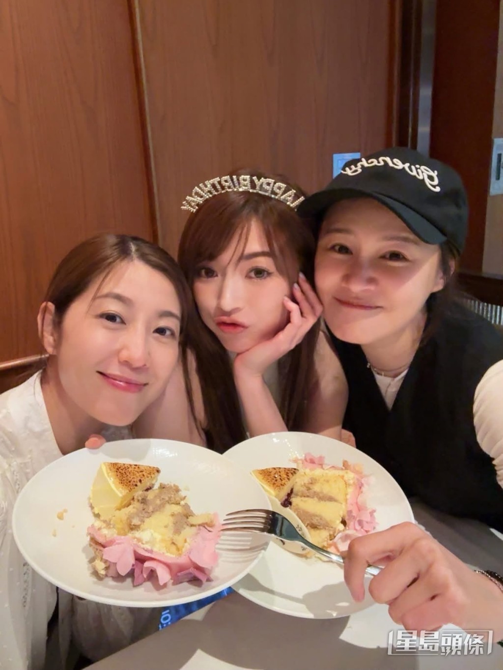 連詩雅與姊妹們黃翠如、陳自瑤的合照。 連詩雅與姊妹們黃翠如、陳自瑤的合照。