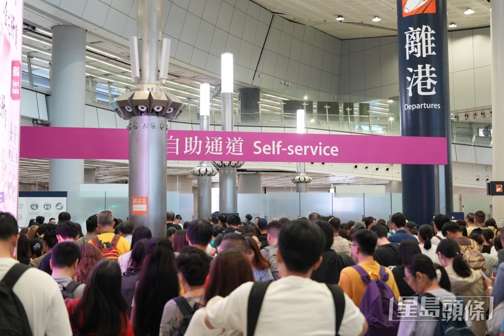 西九龍高鐵站的離港大堂擠得水洩不通。 西九龍高鐵站的離港大堂擠得水洩不通。