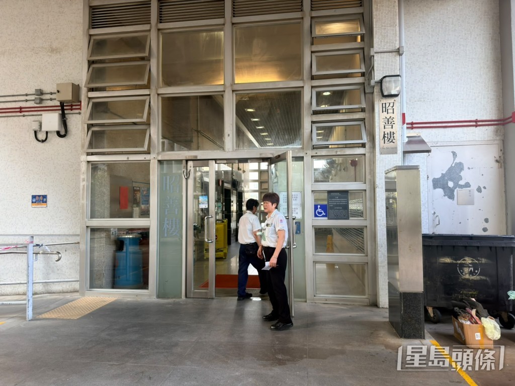 人員經現場檢驗後,證實該名男子已當場不治。梁國峰攝 人員經現場檢驗後,證實該名男子已當場不治。梁國峰攝