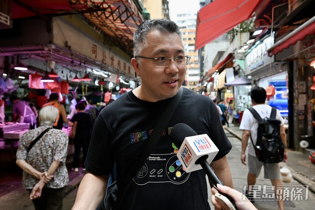 市民吳先生指因為明日打風,所以今日特意買多點菜及肉。 市民吳先生指因為明日打風,所以今日特意買多點菜及肉。