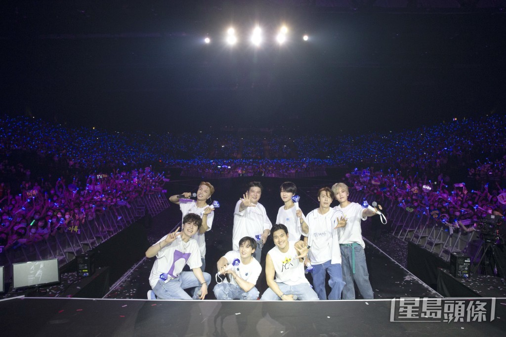 Super Junior 8子向Fans輪流施展冧功。