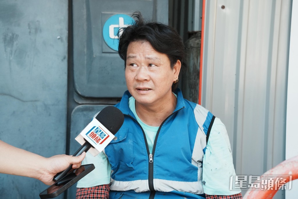 負責幕牆工作的工友孟先生直言今日「梗係熱啦,超熱呀!」 負責幕牆工作的工友孟先生直言今日「梗係熱啦,超熱呀!」