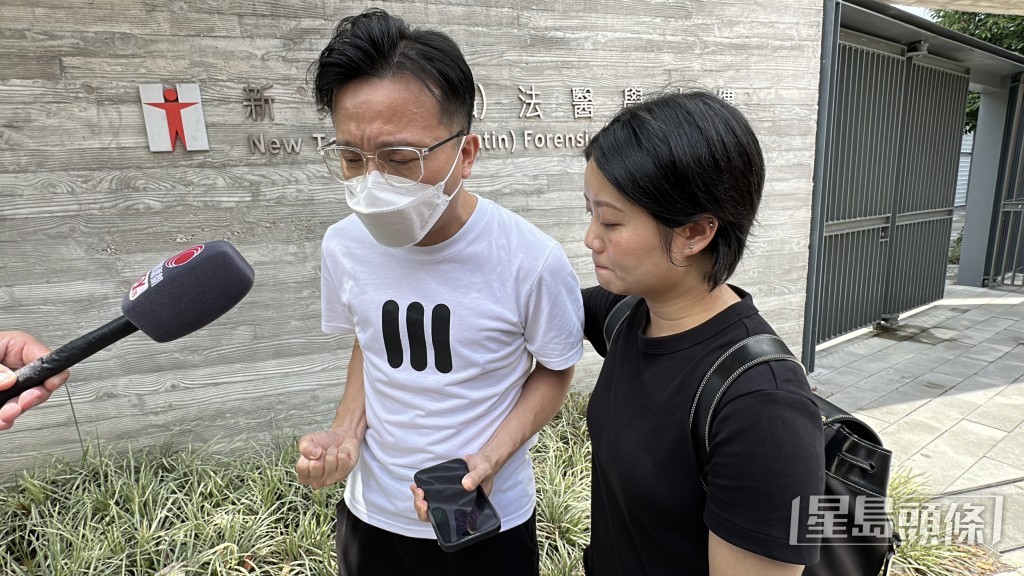 黃生指死者入院時身體僵硬,雙拳緊握。 黃生指死者入院時身體僵硬,雙拳緊握。