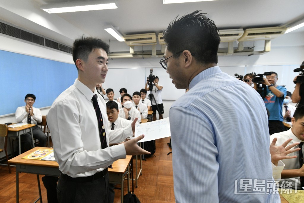 考獲6科5星星及公民與社會發展科達標的狀元陳澤鋒。盧江球攝 考獲6科5星星及公民與社會發展科達標的狀元陳澤鋒。盧江球攝