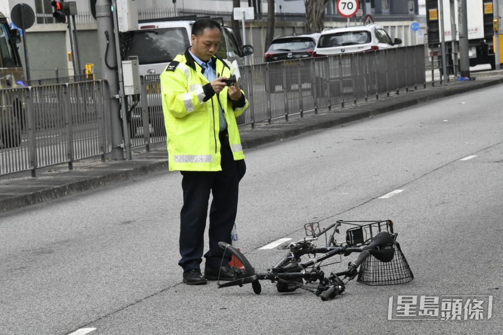 單車被撞至只剩車架,兩輪胎飛脫。 單車被撞至只剩車架,兩輪胎飛脫。