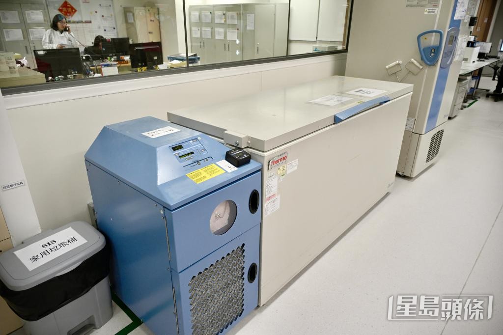 中心內設有數個冰櫃,收集回來的血漿被儲存在零下低溫。 中心內設有數個冰櫃,收集回來的血漿被儲存在零下低溫。