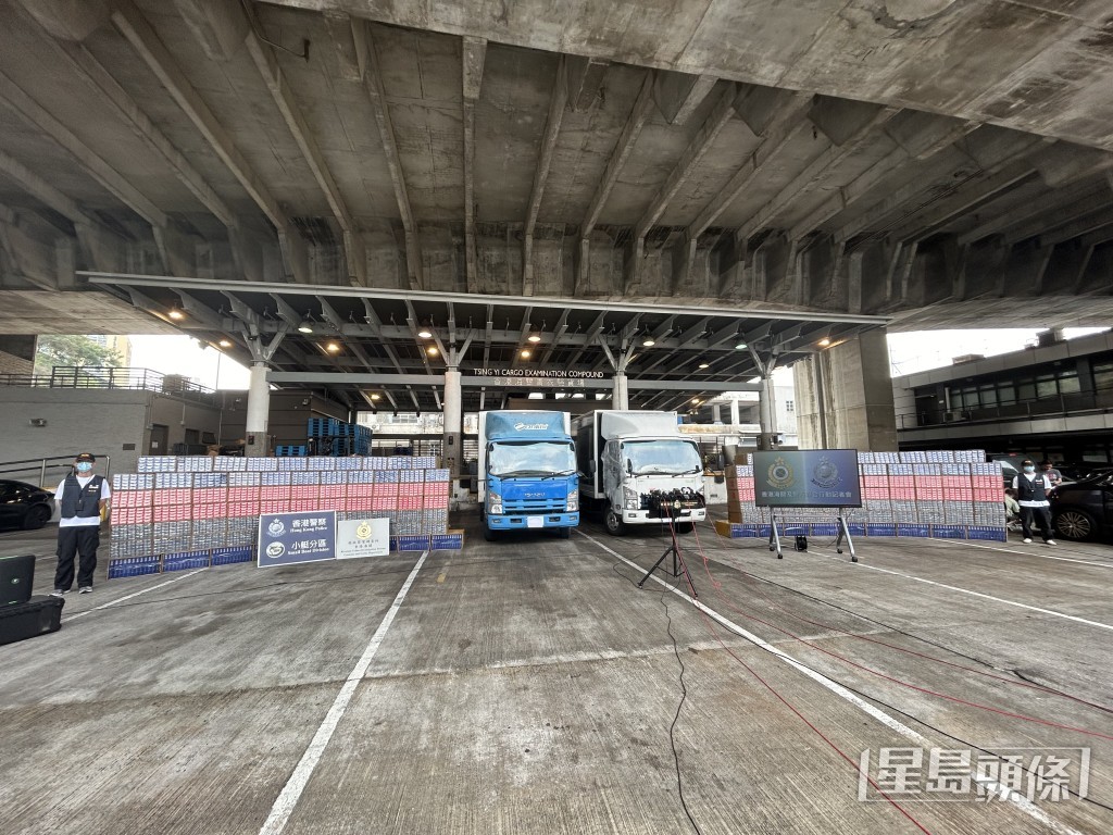 水警與海關展示檢獲的私煙及涉案貨車。