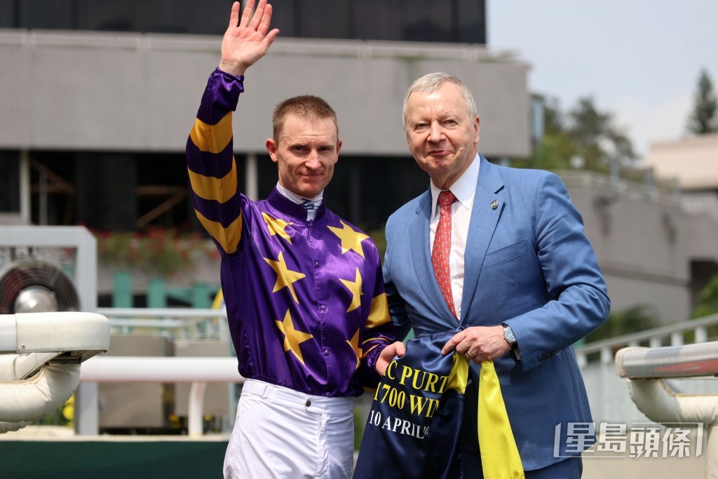 香港賽馬會行政總裁應家柏致送紀念綵衣予潘頓，祝賀他於上周三(4月10日)在跑馬地贏得他在港的第一千七百場頭馬。