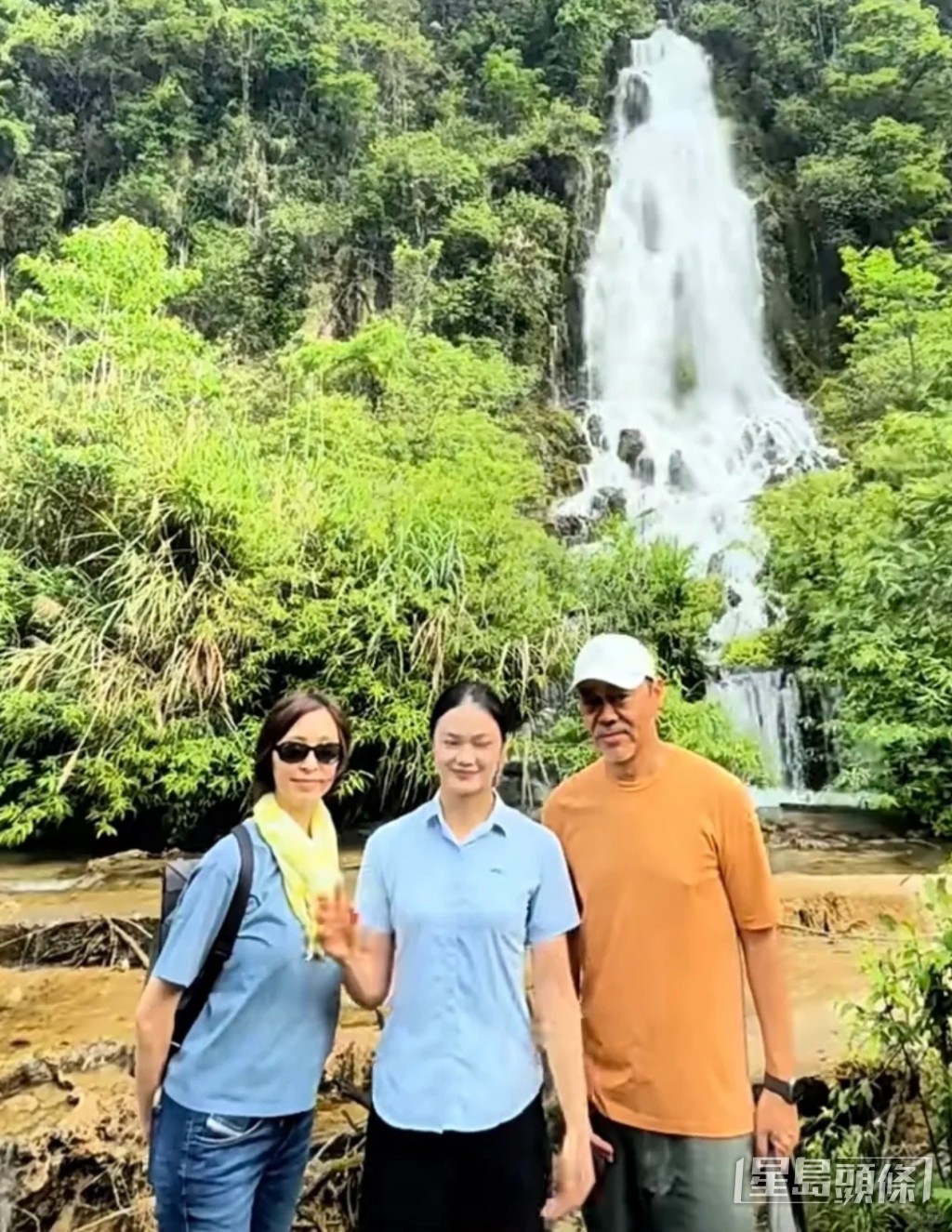 劉青雲與郭藹明近日旅遊貴州被遊人集郵,二人完全沒有明星架子。 劉青雲與郭藹明近日旅遊貴州被遊人集郵,二人完全沒有明星架子。