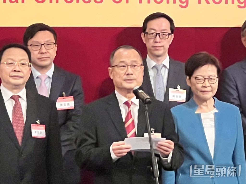 主席團執行主席、香港中華總商會會長蔡冠深（前排中）。郭詠欣攝