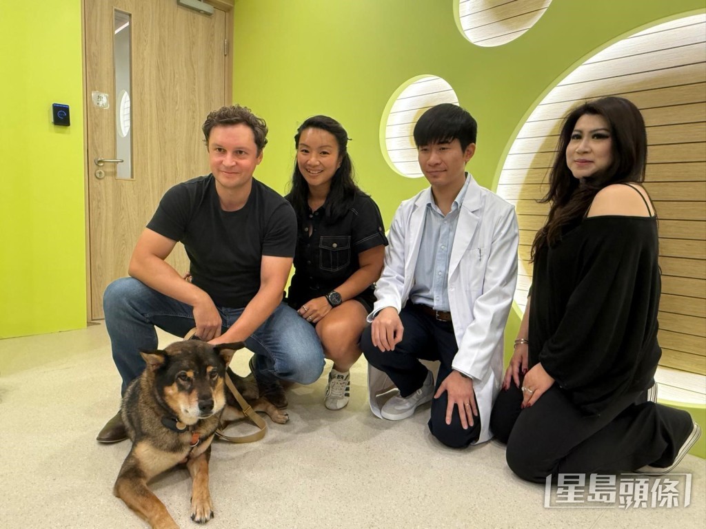 漁護署鼓勵市民透過伙伴動物福利機構領養被遺棄動物,Chi Chi(左二)領養唐狗Abigail,右一為Jen、右二為關晉樂。何姵妤攝 漁護署鼓勵市民透過伙伴動物福利機構領養被遺棄動物,Chi Chi(左二)領養唐狗Abigail,右一為Jen、右二為關晉樂。何姵妤攝