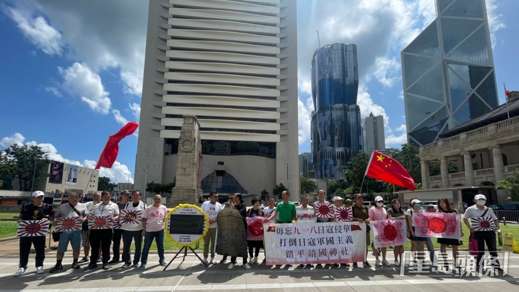 今日是“九一八事变”92周年，“中国香港同心护港总会”发起人曹达明早上在中环遮打道和平纪念碑花园举行《悼念918死难市民自发》活动。谢晓雅摄