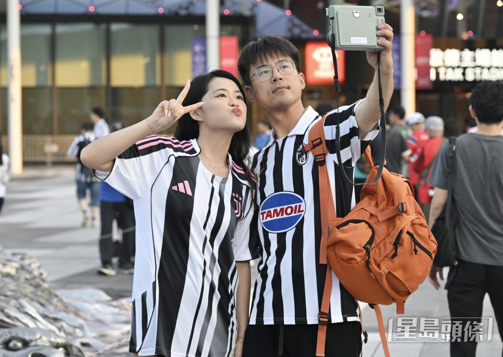 「香港足球盛會2026」今晚上演第二場頂級足球盛宴,不少球迷穿上球衣,悉心打扮,帶備應援物品到場觀看比賽。 「香港足球盛會2026」今晚上演第二場頂級足球盛宴,不少球迷穿上球衣,悉心打扮,帶備應援物品到場觀看比賽。