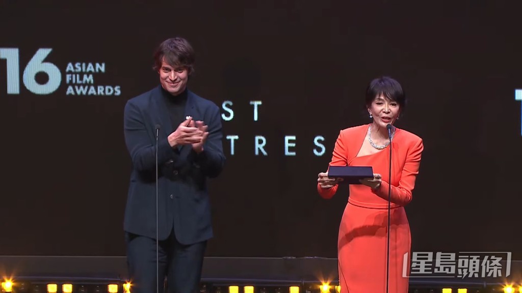 鄭裕玲與《艾蜜莉在巴黎》男星Lucas Bravo一同頒發「最佳女主角」。