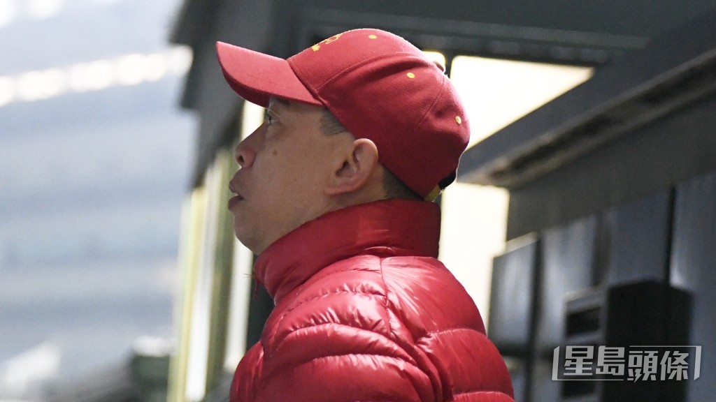  「加州本事」今朝出跳巫偉傑緊張不已，企在欄邊睇實。