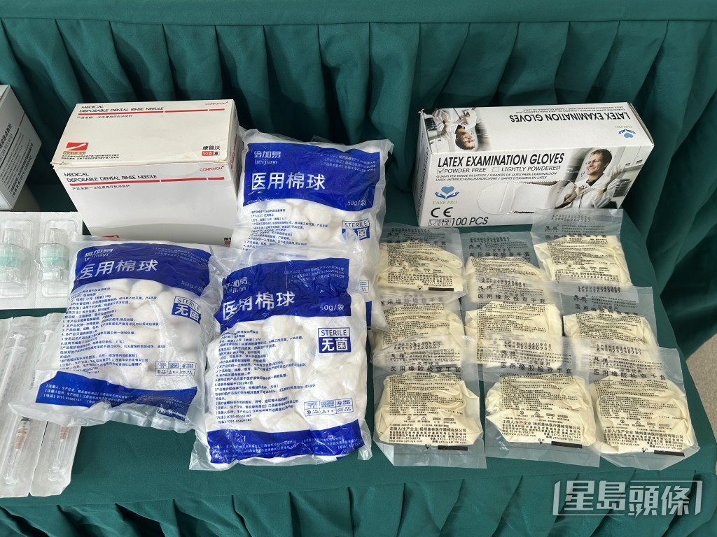 行動中檢獲的棉花球及手套。林思明攝