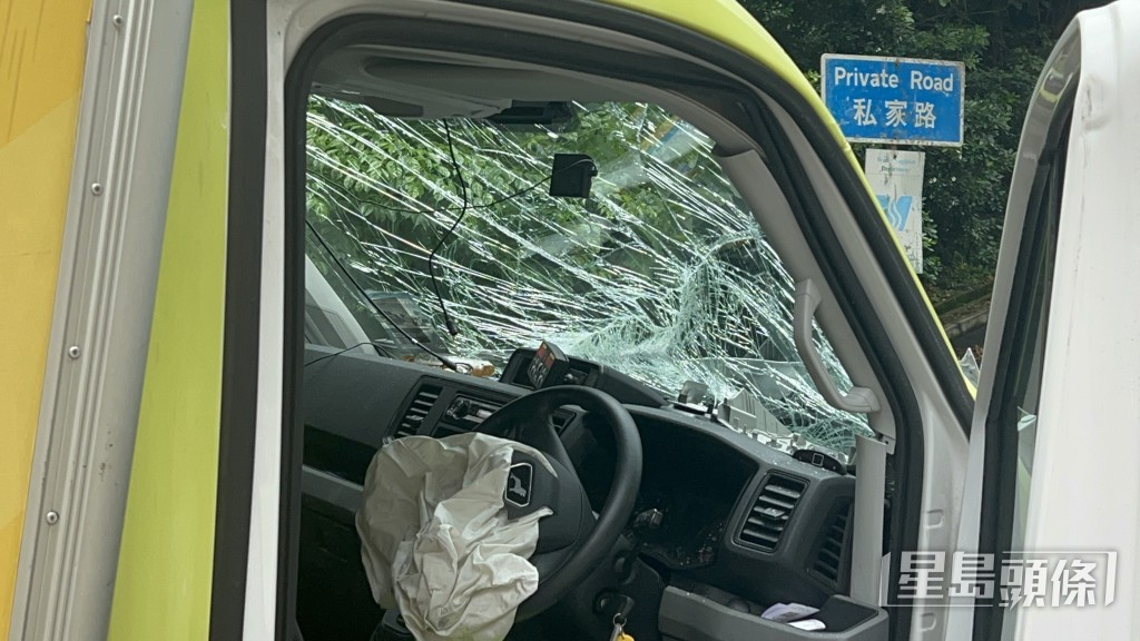 HKTVmall貨車車頭擋風玻璃破裂。